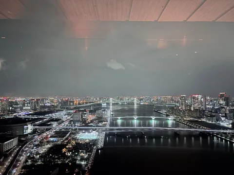 夜景に浮かぶ光の道