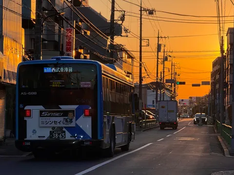 夕暮れに燃える街とバス