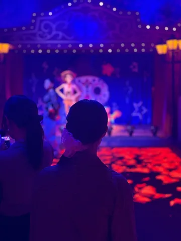夜の舞台に灯る幻影