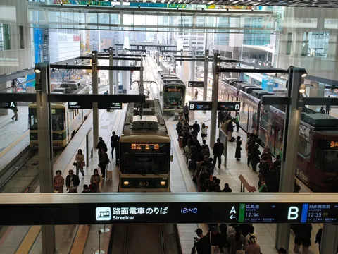 未来へと続く、路面電車の停車場