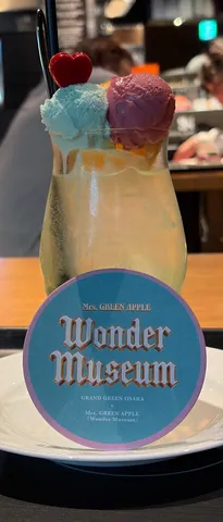 ハートが乗った贅沢クリームソーダ