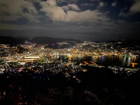 輝く港町の夜