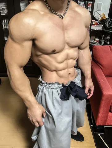 鍛え抜かれた肉体と柔らかな布のコントラスト