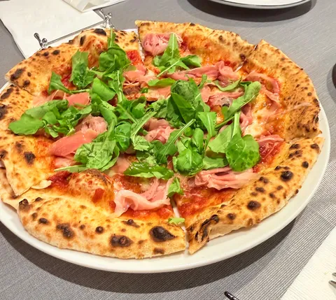 フレッシュな arugula と生ハムのピッツァ