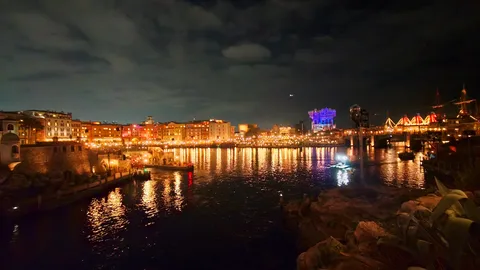 夜景に映える港町の灯り