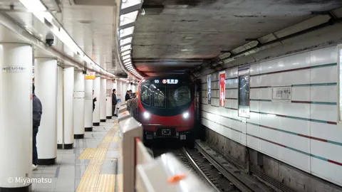 地下鉄の旅、赤と白のコントラスト