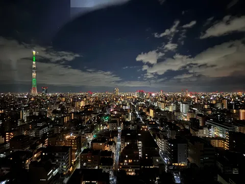 雲間に灯る夜の街