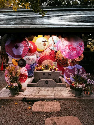 傘が咲く祈りの場