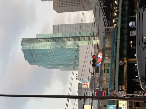 都市の躍動感、電車とビル