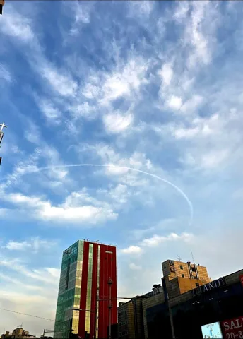 空に描かれた巨大なコンパス跡