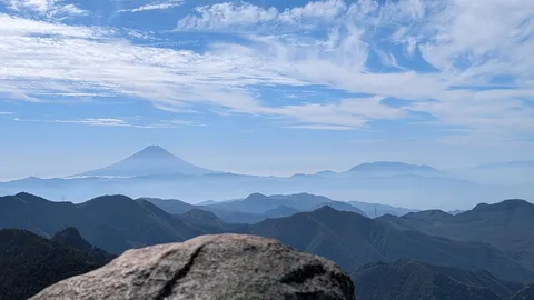 手前の岩と霧の連山