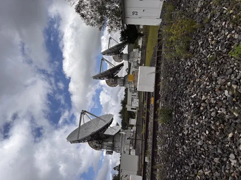 空と交信する巨大アンテナ群