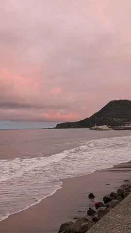薄紅の浜と静かな海