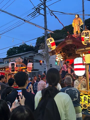 宵闇に浮かぶ祭りの活気