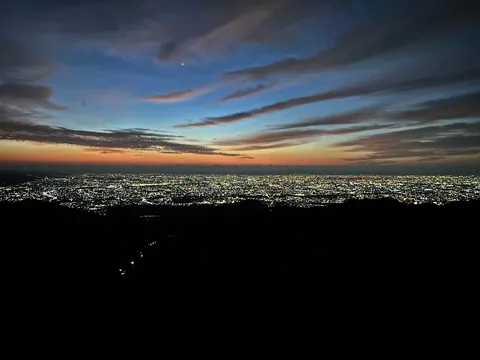 闇夜に浮かぶ光の絨毯