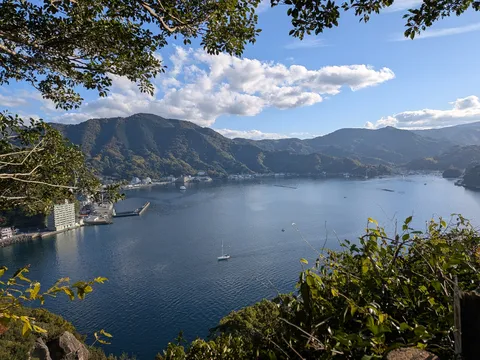 山々に囲まれた湾の風景
