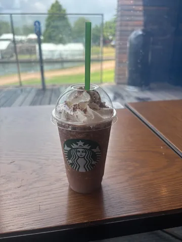 窓辺のフラペチーノ、外の景色と。
