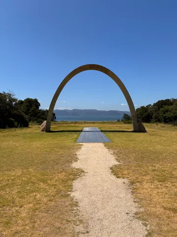 青い空とモダンなアーチ