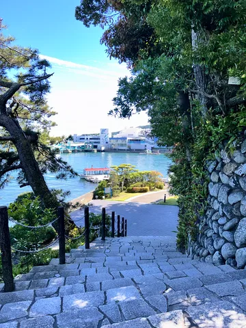 海辺の階段、青い空と建物