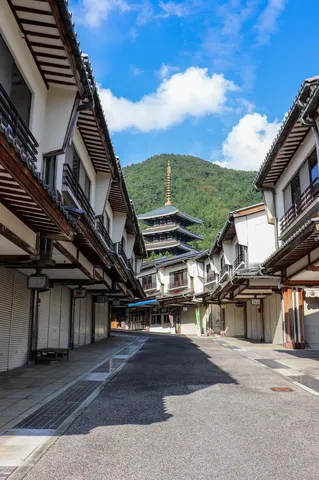 五重塔へ続く、静寂の街並み