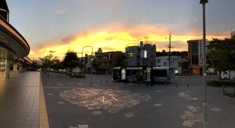 夕焼けに染まるバス停の情景