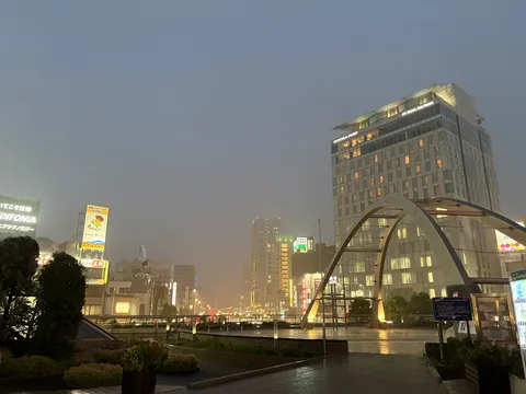 霧に包まれた夜の街景