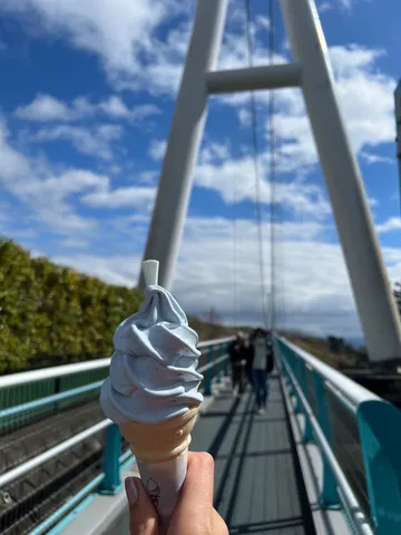 橋の上で味わう、空色のソフトクリーム
