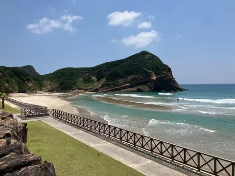 緑の山と青い海、自然が織りなす絶景