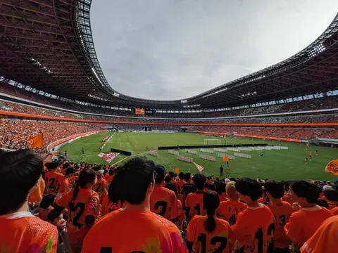 スタジアムをオレンジに染める熱狂