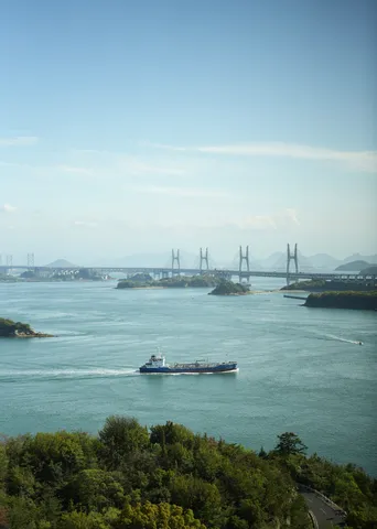 海と橋と貨物船の壮大な風景