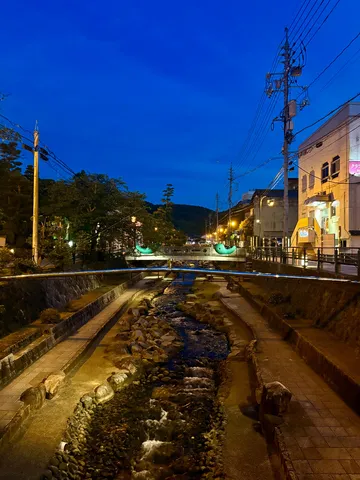 川沿いの夜道、水面のきらめき