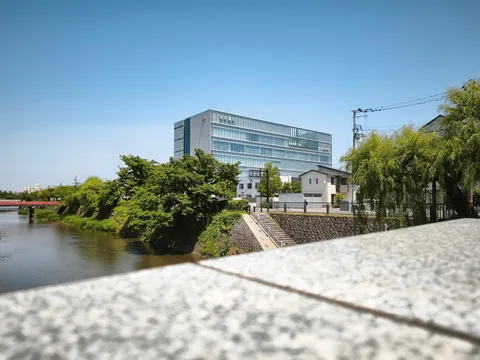 都会のオアシス、穏やかな水辺の風景