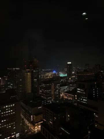 夜景の中の小さな宇宙