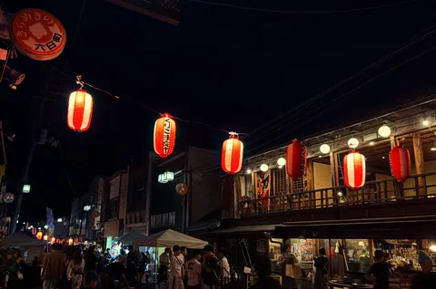 祭りの夜、提灯が灯る街並み