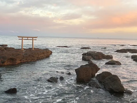 夕暮れの海と鳥居の静寂