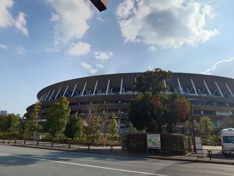 国立競技場の青空と緑