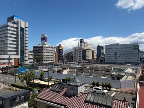 都市の空と建設現場