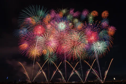 夜空を彩る花火の競演