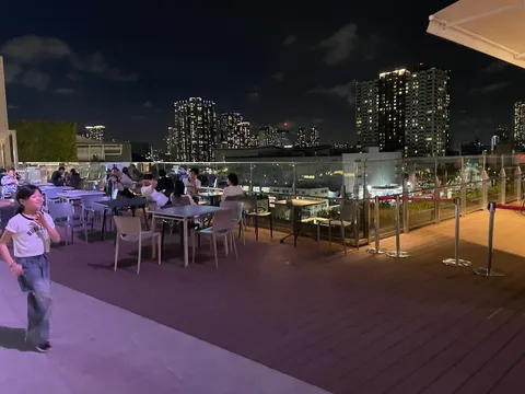 煌めく夜景と賑わうテラス