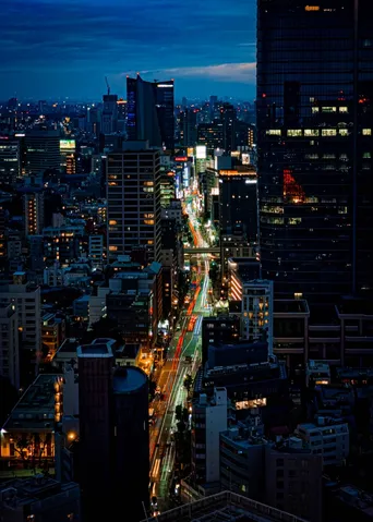 都会の夜に光の川
