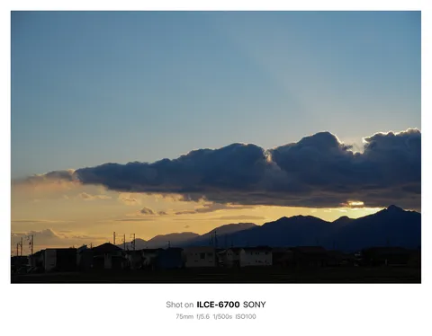 夕暮れの山影と雲の縁