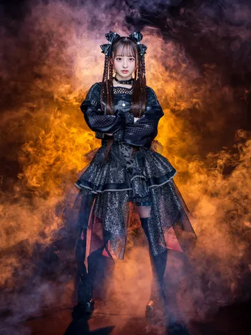 炎に染まる黒の世界観