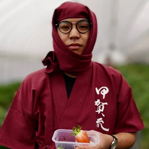 深紅の装いに宿る静かな眼差し