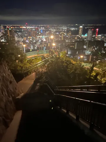 夜景への階段、街の灯り