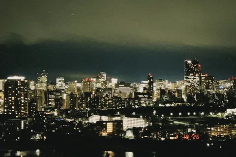 都会の灯火、夜空の帳