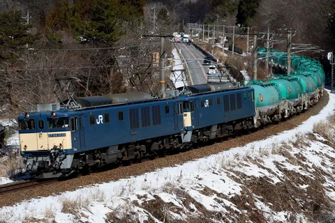 冬の鉄路を駆ける青い機関車