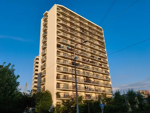 空へ伸びる、光のマンション