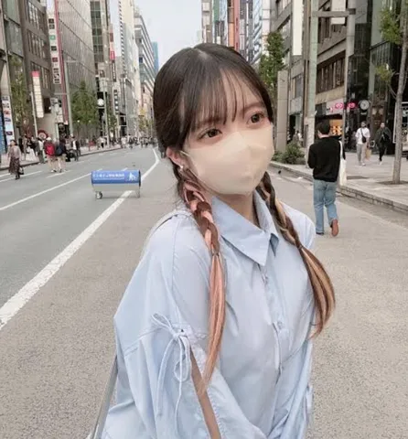 街角に溶ける淡色の空気感