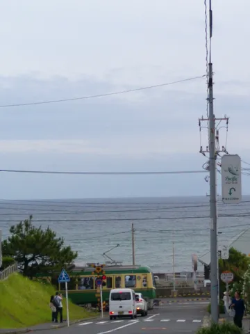 海をバックに走る江ノ島電鉄700形