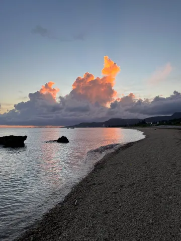 夕焼けの雲、海辺の静寂